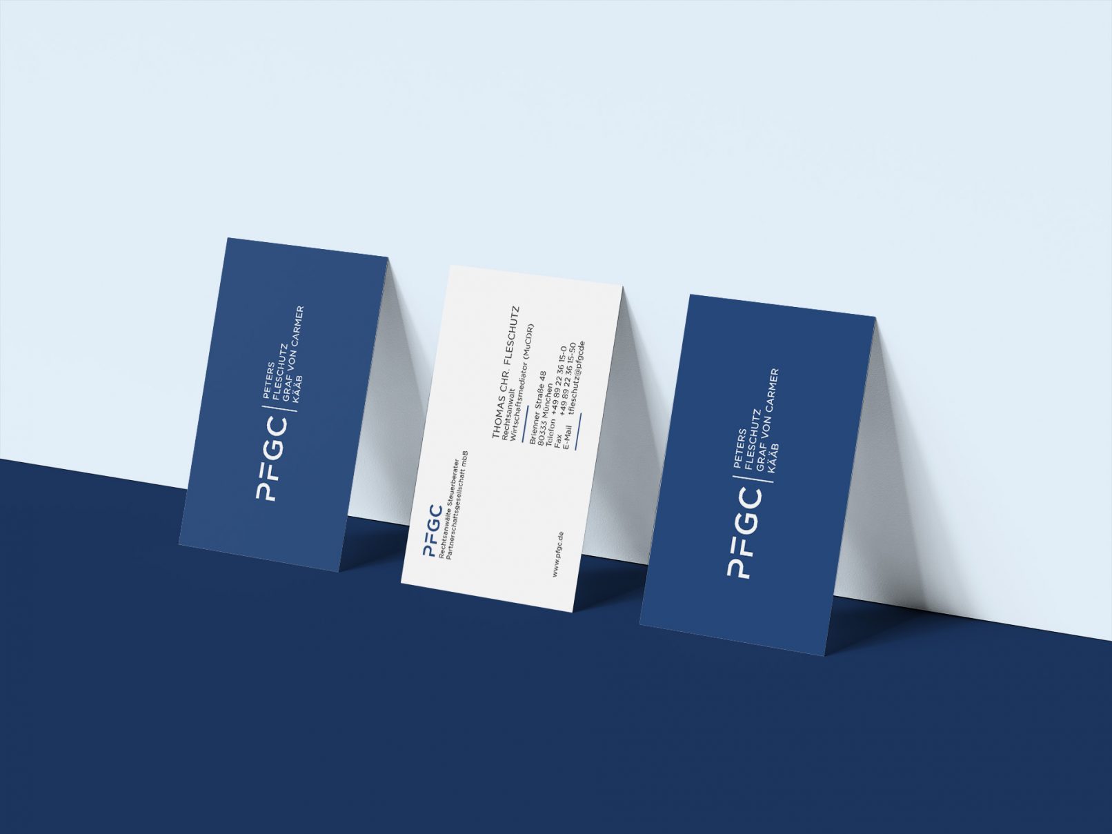 Abbildung von drei Visitenkarten